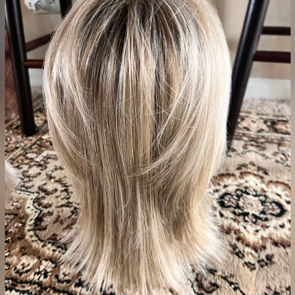 Stylish Raquel Welch Big Time with bangs
1923SS platinum blonde dark roots - Picture 4 of 7